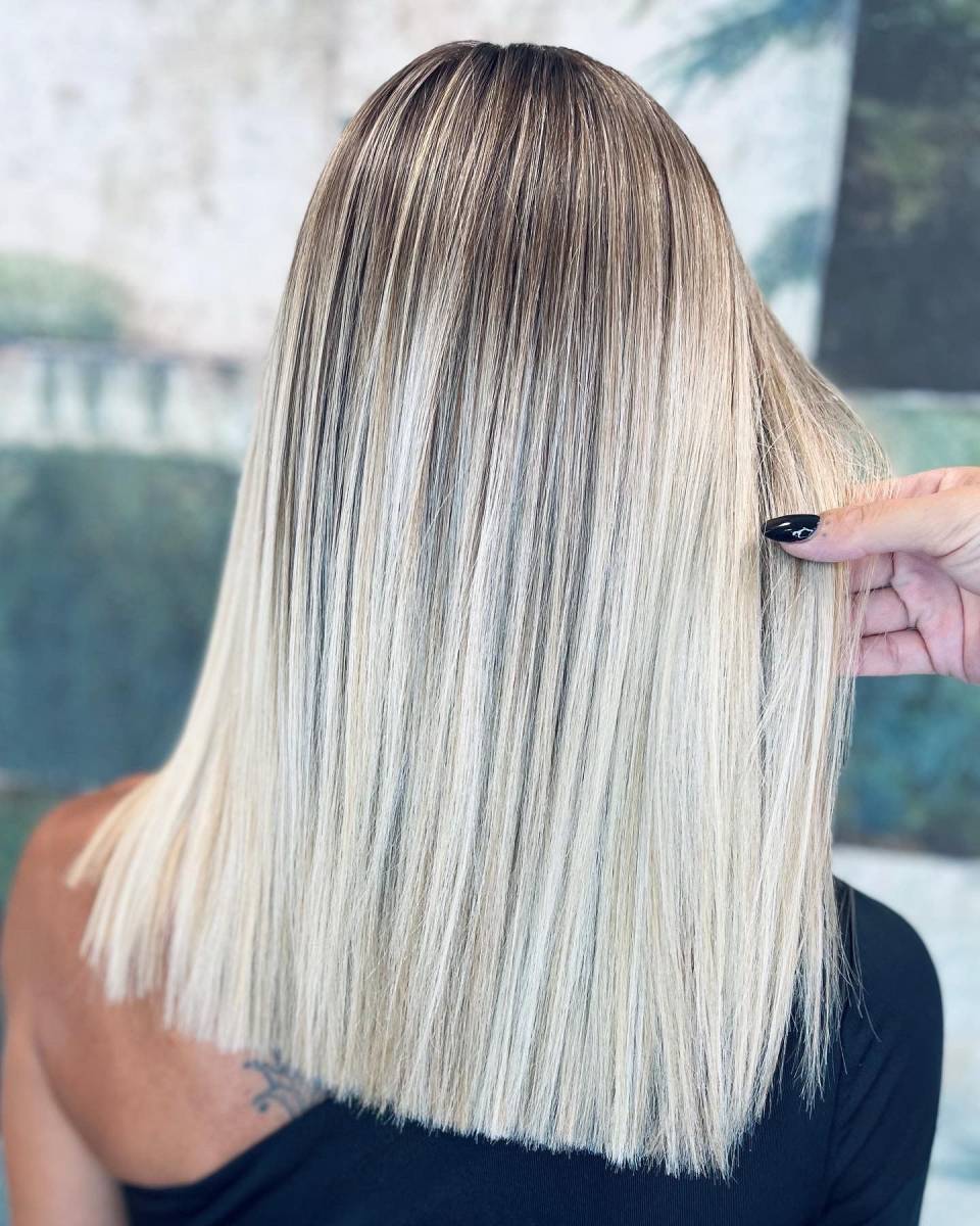 Balayage Blond Polaire Exceptionnel : Découvrez notre création artistique, un balayage blond polaire exceptionnel réalisé avec maestria dans notre salon à Six-fours-les-plages.